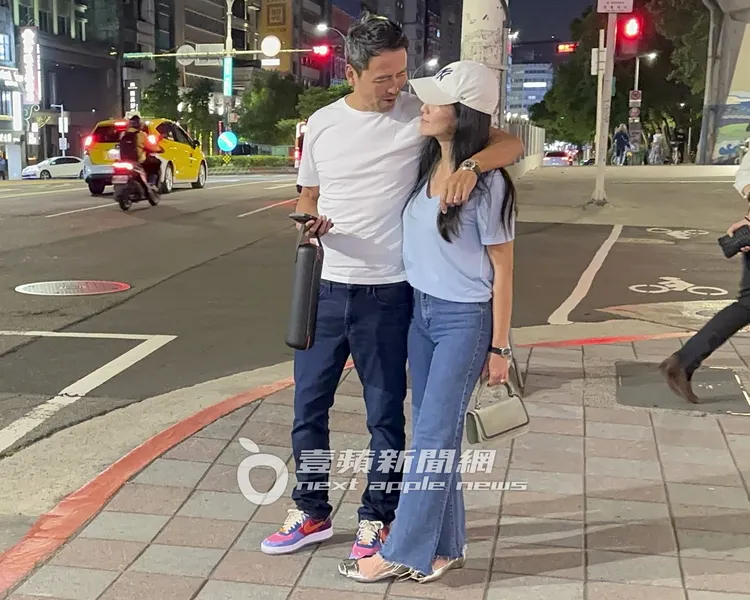 林熙蕾（右）時而抬頭深情凝視老公對望，宛如現實版偶像劇戀愛情節一般。特勤中心攝