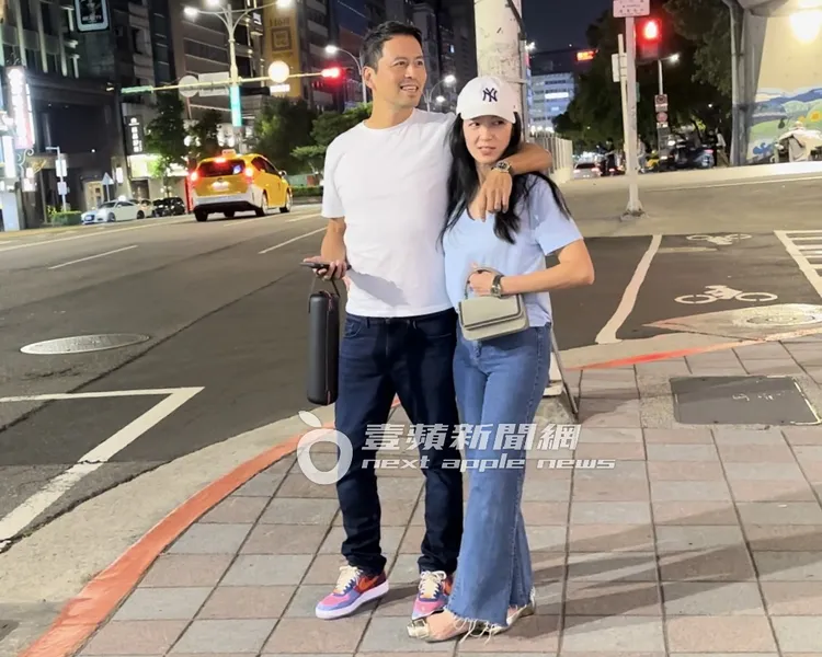 林熙蕾結婚13周年慶當天，手拿BRUNELLO CUClNELLl包約會。特勤中心攝