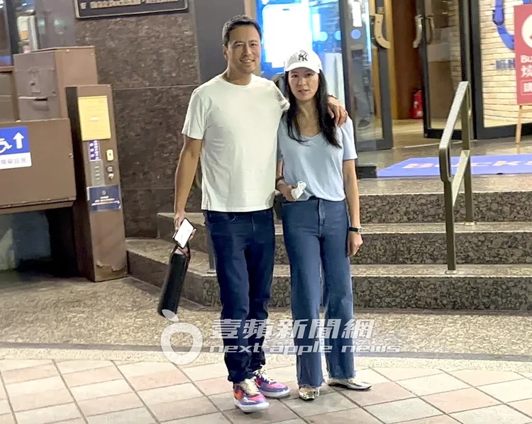 威士忌酒吧約會結束，楊晨（左）手搭在林熙蕾的肩上步出。特勤中心攝