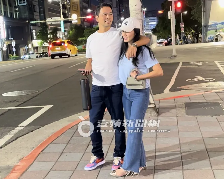 結婚13周年慶結束，楊晨（左）手搭在林熙蕾肩上，夫妻倆一同在路邊等車。特勤中心攝