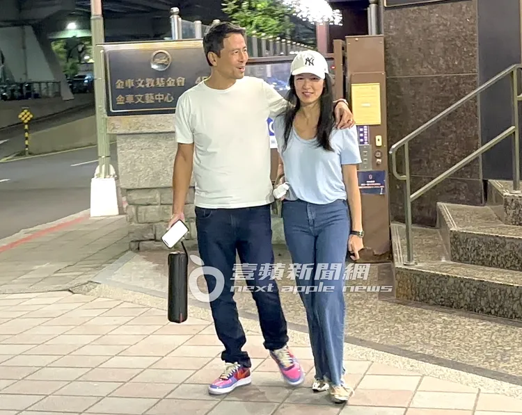 楊晨（左）手搭在林熙蕾肩上，有說有笑的離開Kavalan Whisky Bar南京店。特勤中心攝