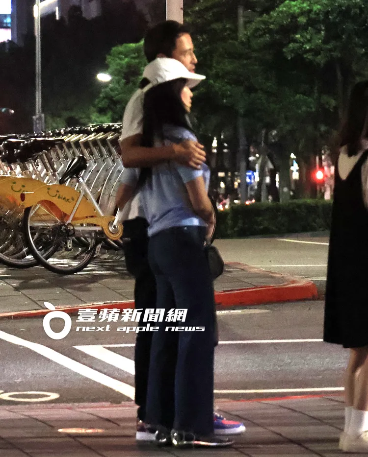 林熙蕾、楊晨夫妻變換牽手姿勢，改成勾肩搭背依偎彼此，漫步到威士忌酒吧續攤。特勤中心攝