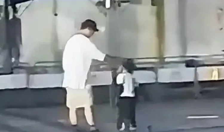 父親對小男童巴頭教訓。翻攝畫面