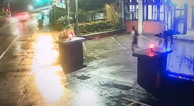 鹼性偷車賊闖下大禍後赤裸上身從派出所跑出來。