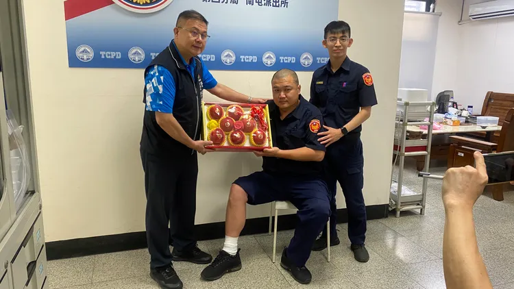 台中市警四分局長李建興（左一）探視受傷警員楊昇儒。民眾提供