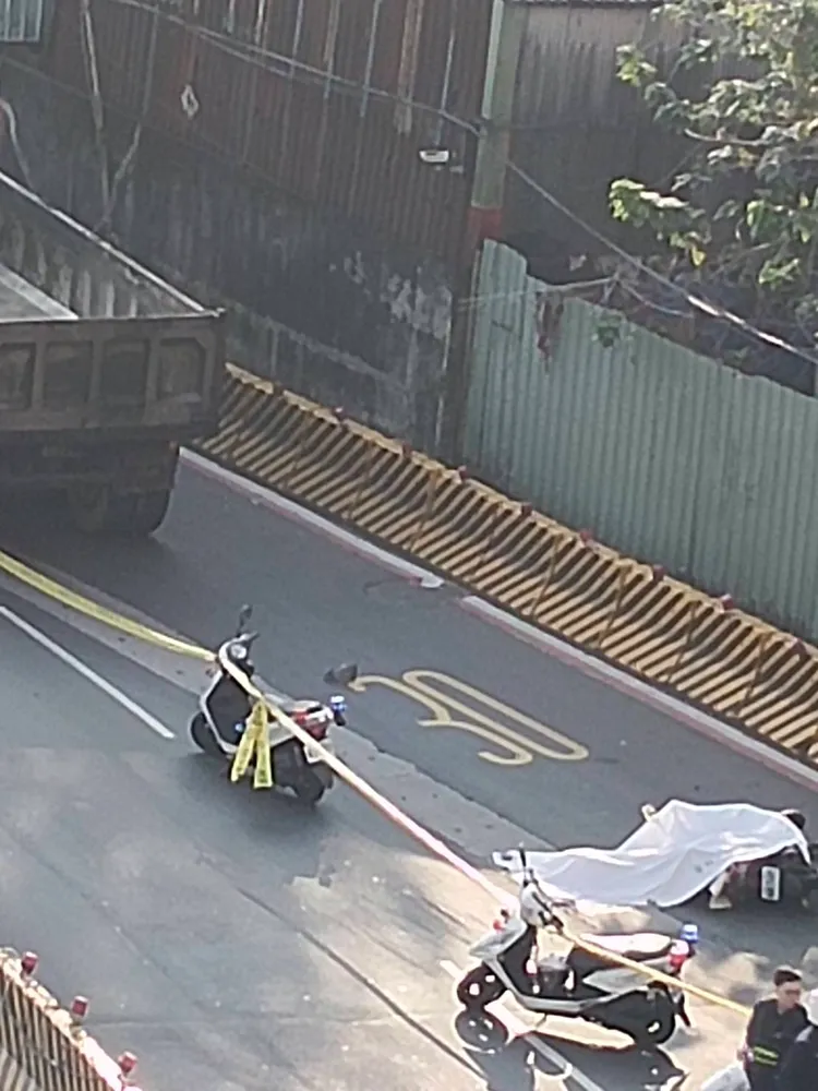 新北土城砂石車與機車碰撞，機車騎士身亡。翻攝社會事新聞影音