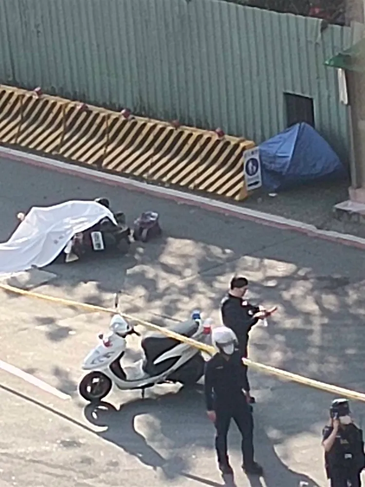 新北土城砂石車與機車碰撞，機車騎士身亡。翻攝社會事新聞影音