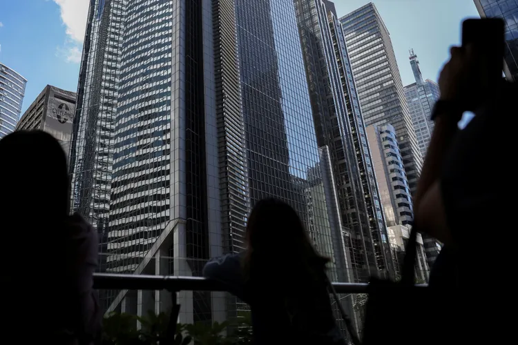 菲律賓民眾駐足觀看法國蜘蛛人羅伯特攀爬高樓外牆。路透社