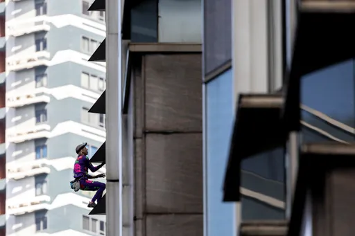 61歲法國蜘蛛人徒手攀馬尼拉大樓 挺菲南海主權