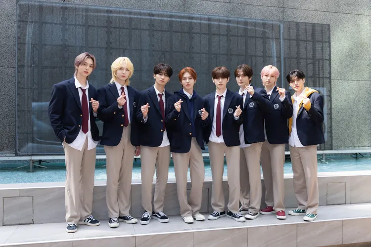 KEUM（右四）被小S翻牌。ONINN ASIA提供