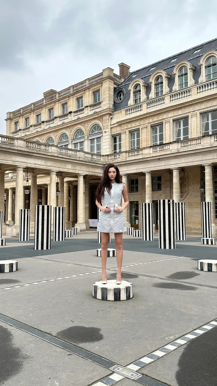 謝沛恩在巴黎皇家宮殿棋盤格廣場。繁星浩月提供