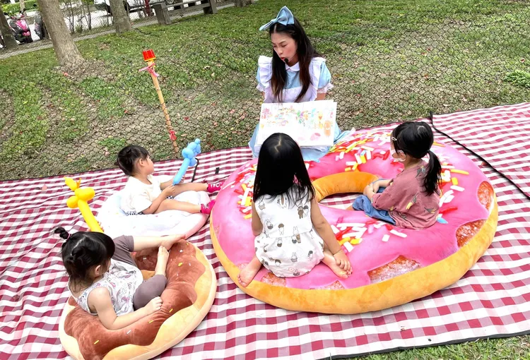 小朋友們專心聽故事。新竹縣府提供