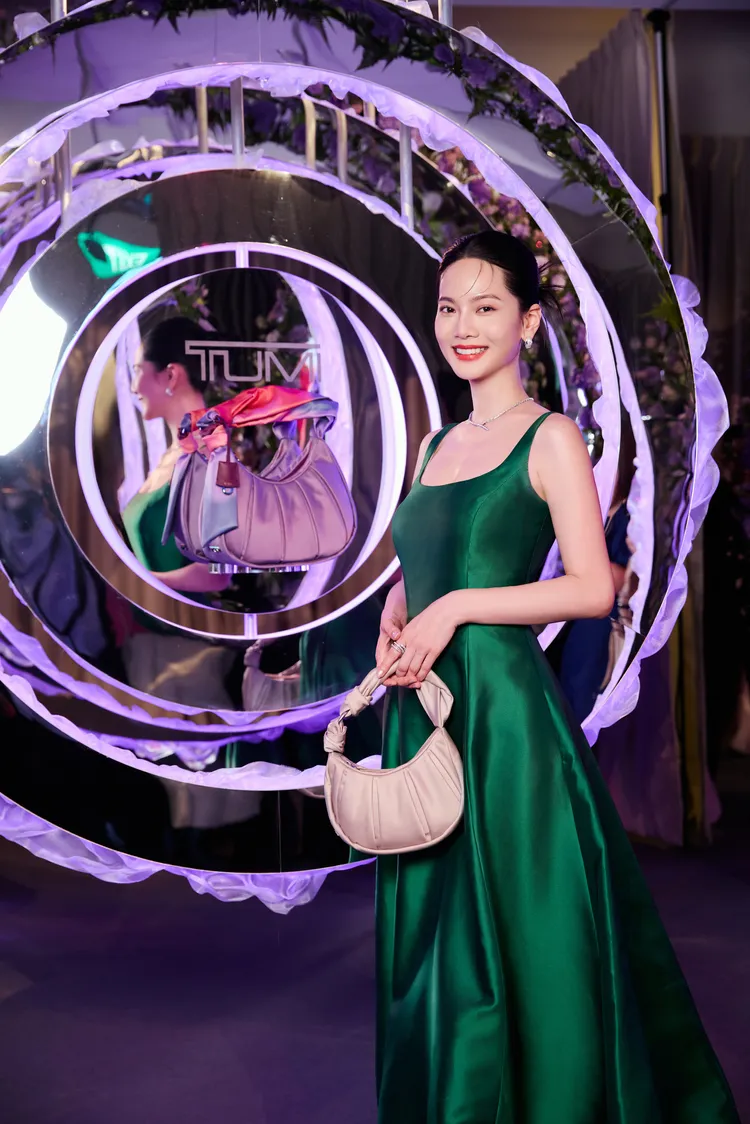 TUMI Crew品牌好友曾之喬至ASRA活動現場與新品女包合影。TUMI 提供