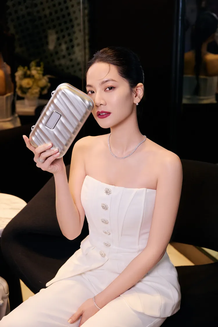 TUMI Crew品牌好友曾之喬，手持19 Degree 鋁合金小包。TUMI 提供