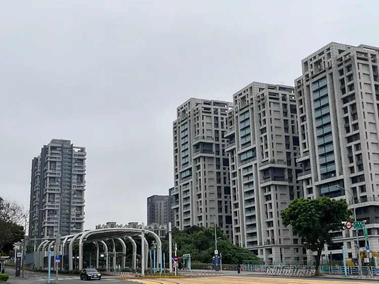 輕軌帶動，新北市淡水區發展已逐步集中於淡海新市鎮，2字頭房價相對市區友善，青年族群提早購屋卡位。永慶房產集團提供