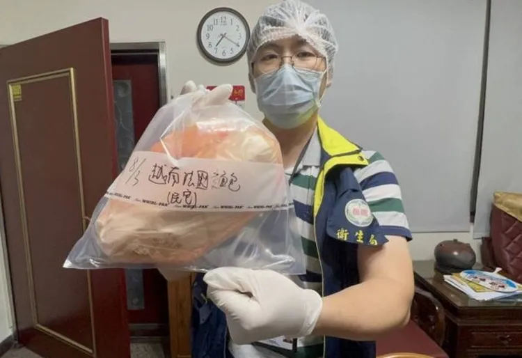 衛生局人員採檢法國麵包。桃園市衛生局提供