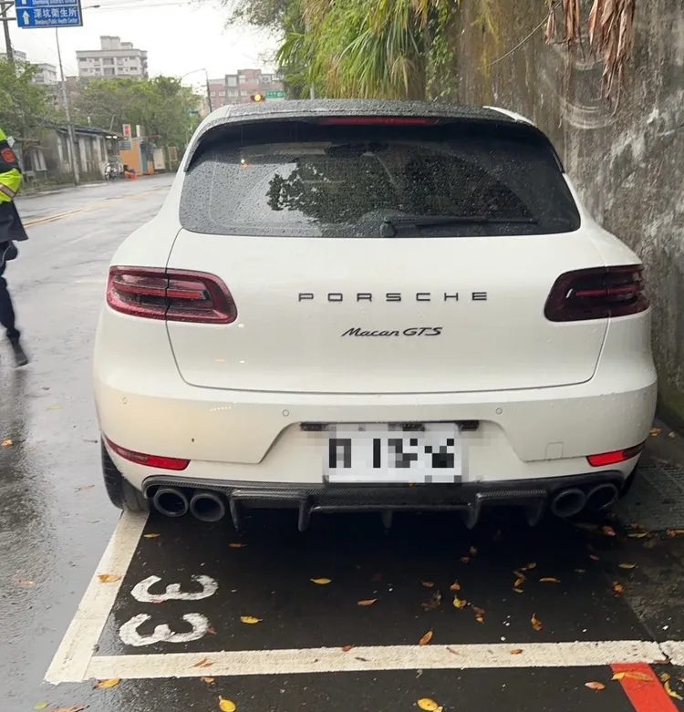 警方於深坑區找到嫌犯作案保時捷車輛，正全力搜捕中。翻攝畫面