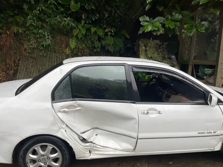 被害陳男的車輛側身遭撞凹，人也被保時捷惡煞強行擄走打傷。翻攝畫面