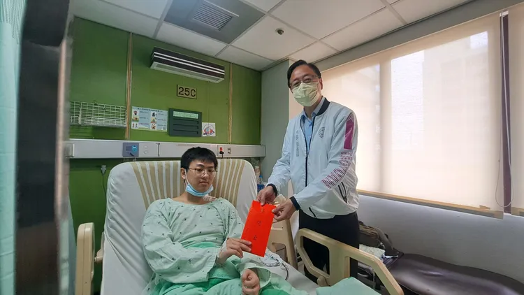 勇警蔡淳宇中彈負傷反擊，術後在醫院休養，桃園市長張善政探視致贈慰問金。桃園市府提供