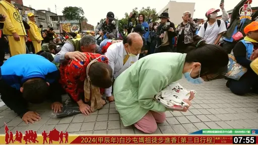 「粉紅超跑」為彰化車禍姊妹衝醫院 醫護捧姊姊衣物鑽轎底