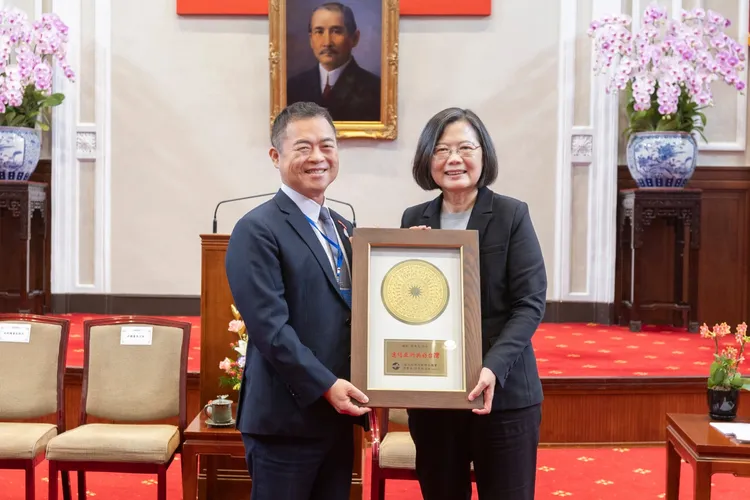 蔡英文和亞總總會長許玉林。府提供