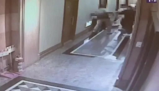 修杰楷、王柏傑濺血30秒影片曝光！　他抄起滅火器狂尻又狠踹