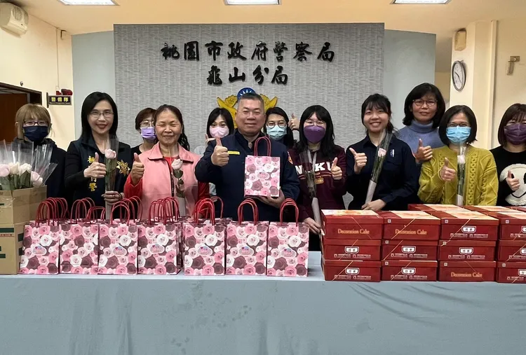 龜山警分局長蔡啟仁感謝女性同仁辛勤付出，祝福婦女節快樂。龜山警分局提供