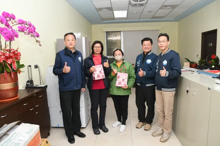 大溪分局長吳傳銘祝賀女性同仁婦女節快樂。大溪警分局提供