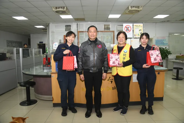 中壢警分局長唐嘉仁祝賀女警們婦女節快樂。中壢警分局提供