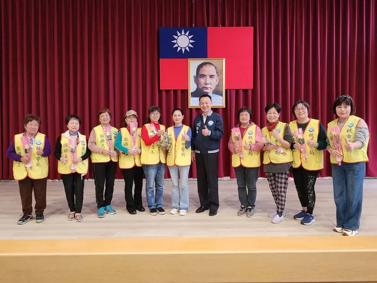 蘆竹警分局長林鼎泰祝賀女性同仁婦女節快樂。蘆竹警分局提供