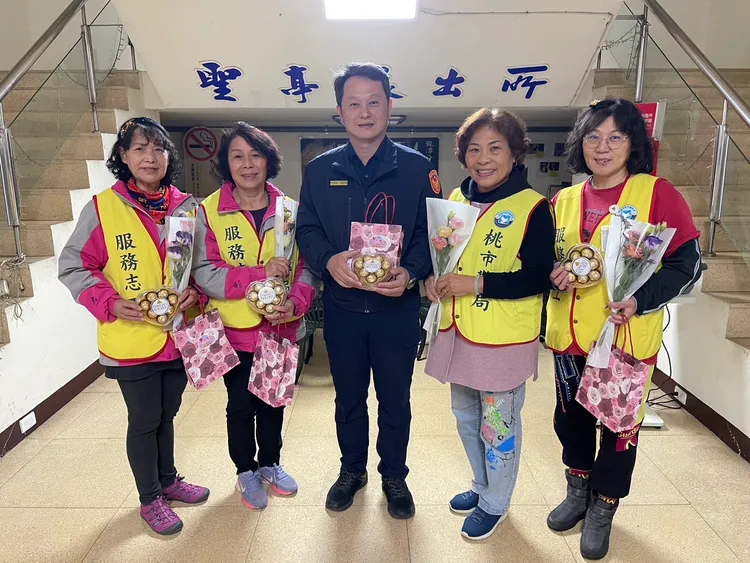 龍潭分局長張鶴瓊送面膜祝賀。龍潭分局提供