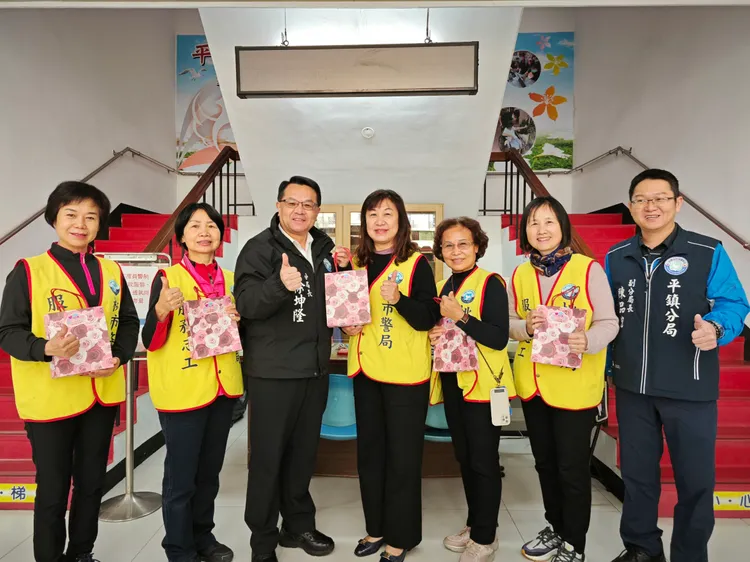 平鎮分局長徐坤隆向女性同仁祝賀。平鎮分局提供