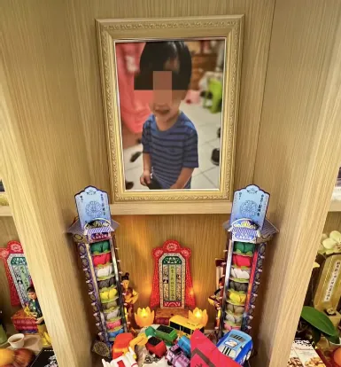 1歲童被虐亡！家屬淚控生殖器燒黑、指甲拔光　惡保母還拍照炫耀！姊妹倆收押