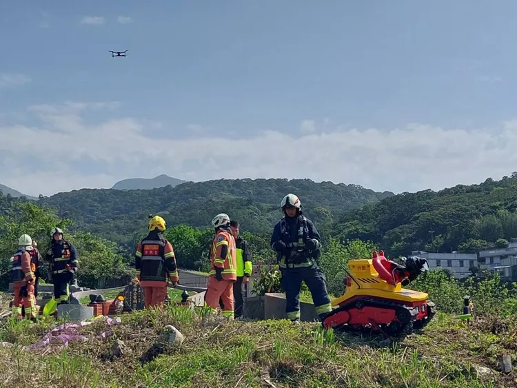 面對火燒山逼真演練，消防隊出動空拍機與滅火機器人。翻攝畫面