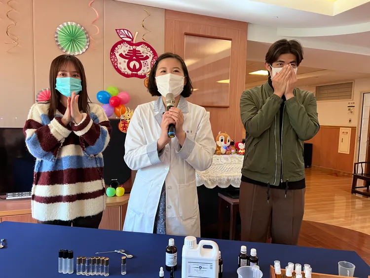 小薰（左）、梁正群（右）跟芳療師學精油按摩。大愛提供