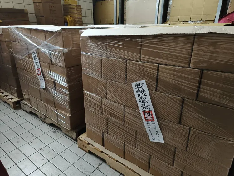 新竹縣衛生局封存蘇丹紅辣椒粉，包括612箱特製醬料。新竹縣衛生局提供