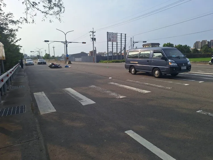 事故發生在苗栗頭份隆恩路與中正一路82巷口。民眾提供