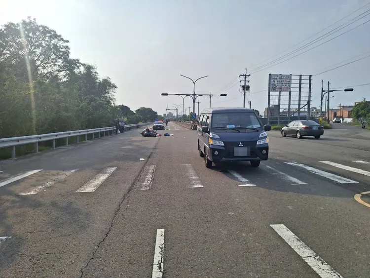 警方初步研判為變換車道不慎引起。民眾提供