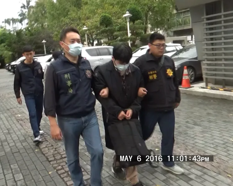 警方將廖男（前）、張男移送。翻攝畫面