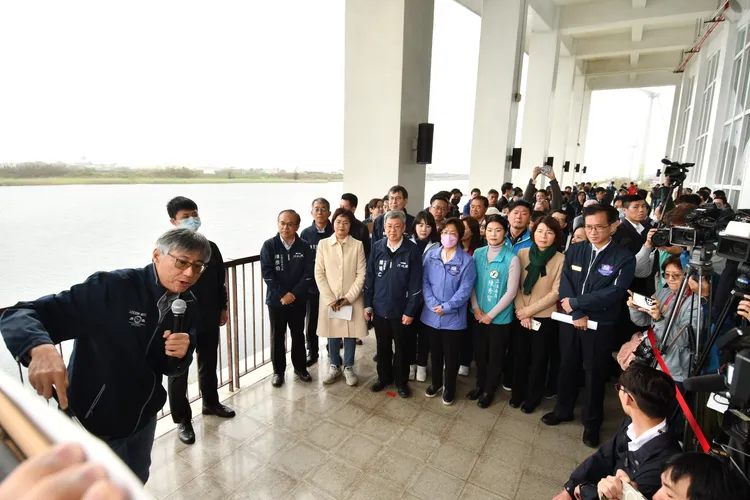 陳建仁聽取交通部對美港公路高架化工程的簡報。縣府提供