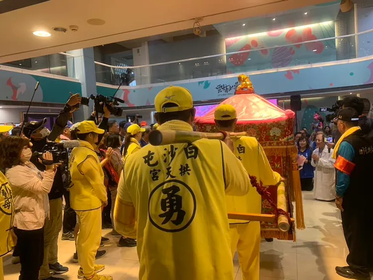 白沙屯媽祖首度進入雲林縣府大樓。翻攝白沙屯拱天宮臉書