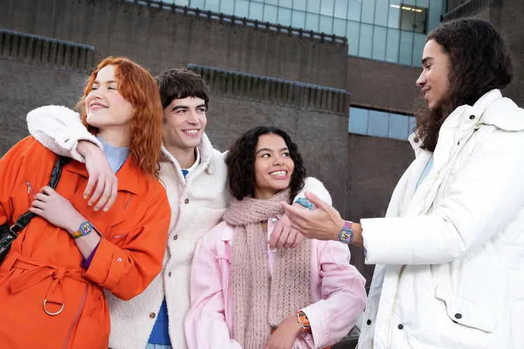 藉由聯名錶款拉近藝術與生活的距離。品牌提供