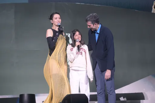 梁詠琪澳門唱到一半被嚇哭 愛意不藏了大方獻吻