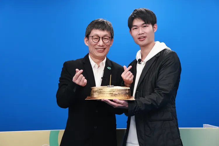 兒子郭德君驚喜現身為郭子乾慶祝60歲生日。《鄉民大學問》提供