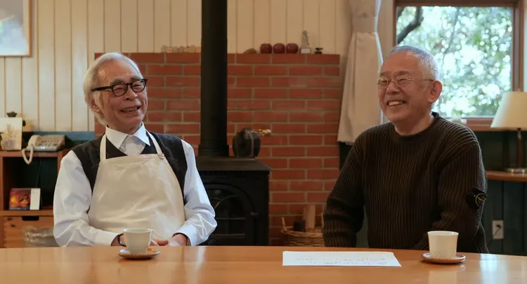 宮﨑駿（左）鬍子刮得乾淨溜溜，和製作人鈴木敏夫聊起《蒼鷺與少年》。翻攝Oscars YouTube