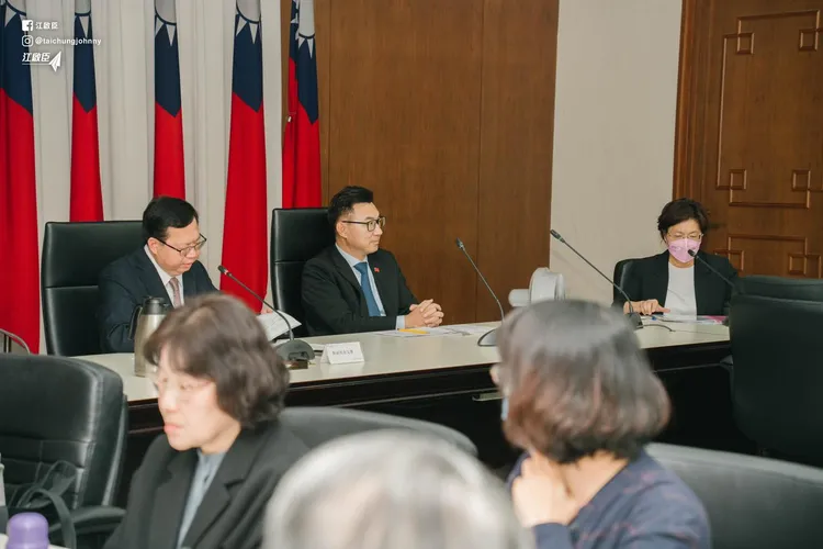 立法院副院長江啟臣（中）。翻攝江啟臣臉書