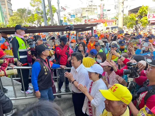 傅崐萁太冏！迎白沙屯媽祖被閃過　他澄清：粉紅超跑隨心所欲
