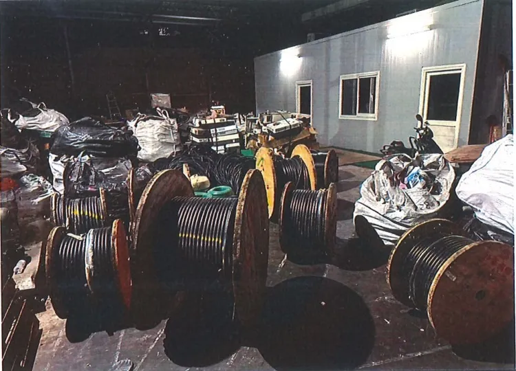 警方追出被搶走的電纜線。翻攝畫面