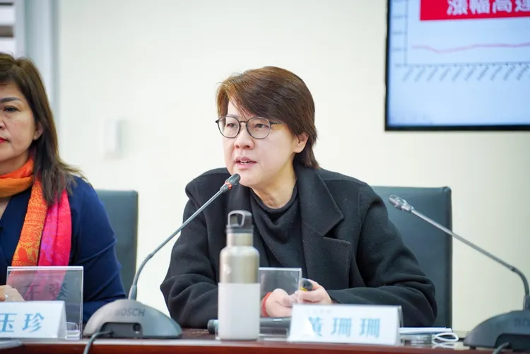 黃珊珊批政府政策左手打右手。民眾黨團提供