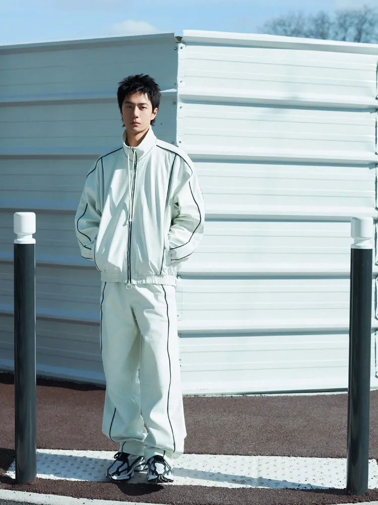 白色底搭配黑色滾邊點綴造型簡單又俐落。翻攝王一博工作室微博
